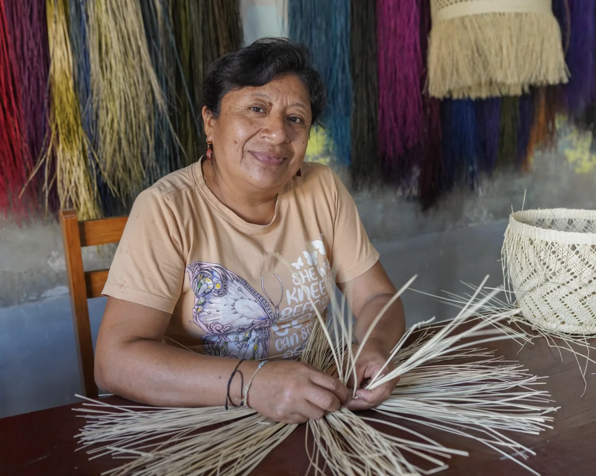 Proceso artesanal con fibras naturales