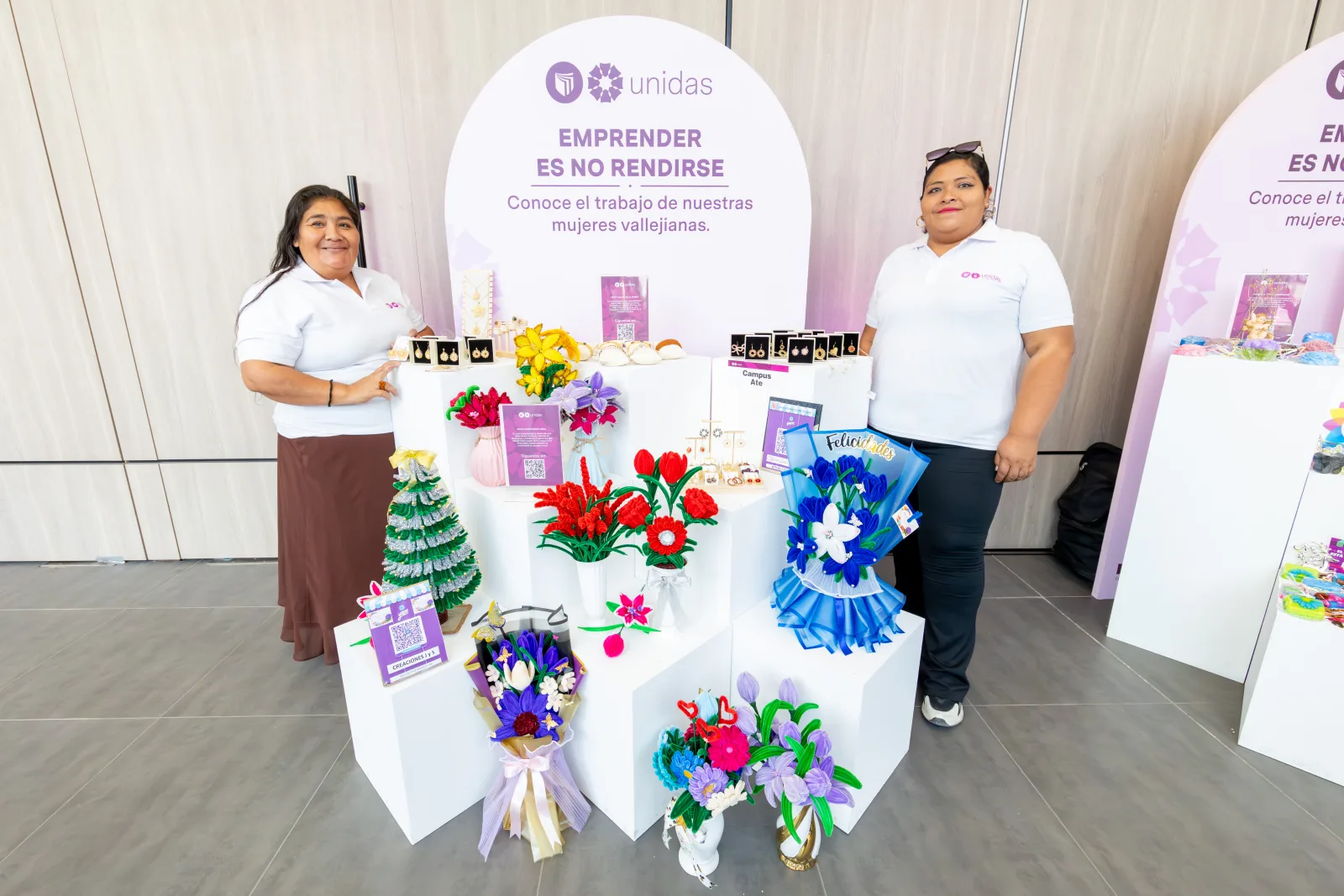 Exhibición de productos elaborados por emprendedoras UNIDAS